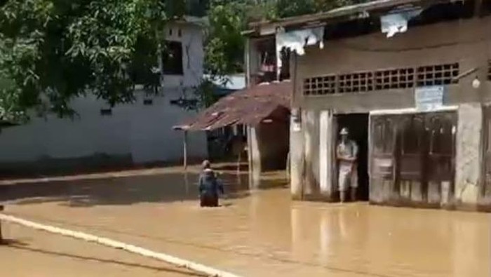 Banjir menerjang 3 kecamatan di Luwu.