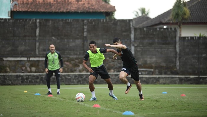 Bek PSS Sleman, Abduh Lestaluhu. Diunggah Minggu (7/7/2024).