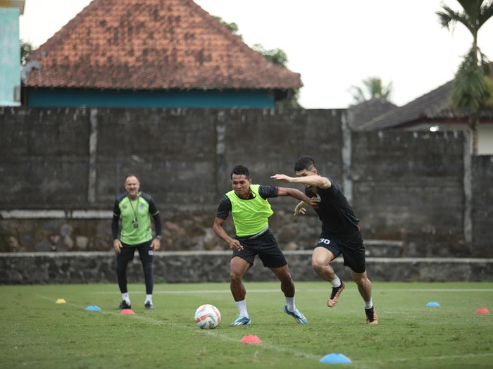 Bek PSS Sleman, Abduh Lestaluhu. Diunggah Minggu (7/7/2024).