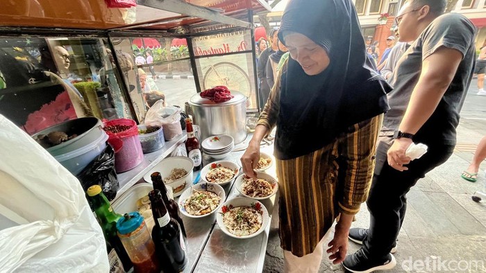 Bubur Ayam Dr Mantepbb di Gang Apandi, Jalan Braga, Kota Bandung.