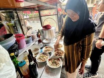 Mencicipi Bubur Ayam di Jalan Braga yang Diserbu Wisatawan