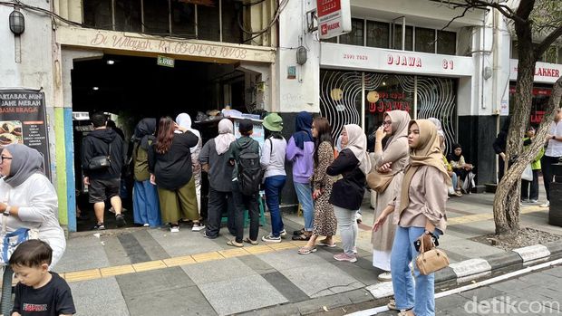 Bubur Ayam Dr Mantepbb di Gang Apandi, Jalan Braga, Kota Bandung.