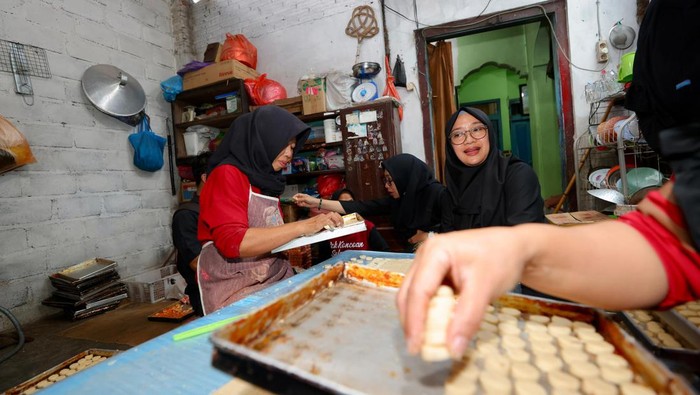 Bupati Ipuk saat berada di usaha rumah jue milik Jamilah