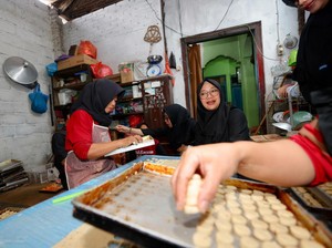 Melihat Usaha Kue Kacang Jamilah di Banyuwangi yang Berdayakan ODGJ