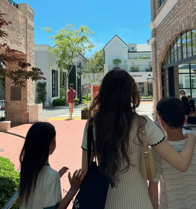 Cathy bertolak ke Amerika bersama kedua anaknya. Dalam salah satu unggahannya terlihat Cathy yang sedang berjalan bersama kedua anaknya. Foto: Instagram/@cathysharon