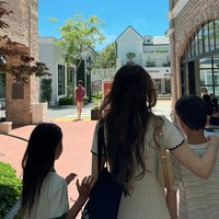 Cathy bertolak ke Amerika bersama kedua anaknya. Dalam salah satu unggahannya terlihat Cathy yang sedang berjalan bersama kedua anaknya. Foto: Instagram/@cathysharon