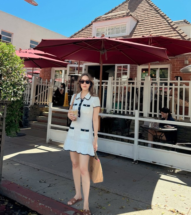 Gaya Cathy saat di Amerika pun tak kalah jadi sorotan. Mengenakan mini dress warna putih, Cathy tampil bak ABG. Foto: Instagram/@cathysharon