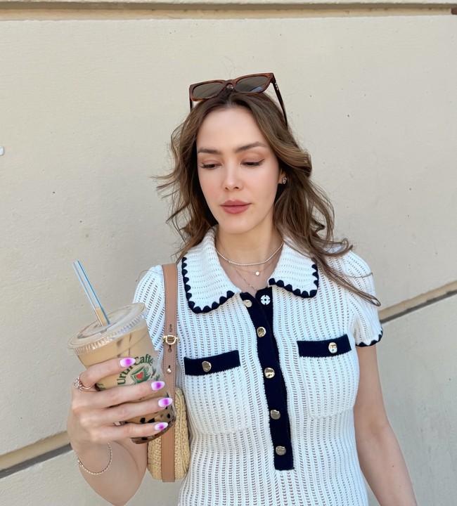 Melengkapi penampilannya, Cathy juga mengenakan kaca mata hitam serta beberapa perhiasan, seperti kalung berlayer, anting, cincin, dan gelang. Penampilannya pun semakin cantik menawan dengan pulasan makeup natural. Foto: Instagram/@cathysharon