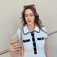 Melengkapi penampilannya, Cathy juga mengenakan kaca mata hitam serta beberapa perhiasan, seperti kalung berlayer, anting, cincin, dan gelang. Penampilannya pun semakin cantik menawan dengan pulasan makeup natural. Foto: Instagram/@cathysharon