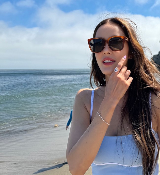 Kakak Julie Estelle juga tampil menawan kala mengunjungi salah satu pantai di sana. Kulitnya pun terlihat mulus dan glowing. Foto: Instagram/@cathysharon