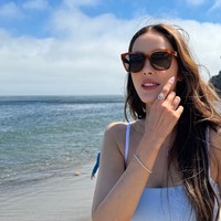 Kakak Julie Estelle juga tampil menawan kala mengunjungi salah satu pantai di sana. Kulitnya pun terlihat mulus dan glowing. Foto: Instagram/@cathysharon
