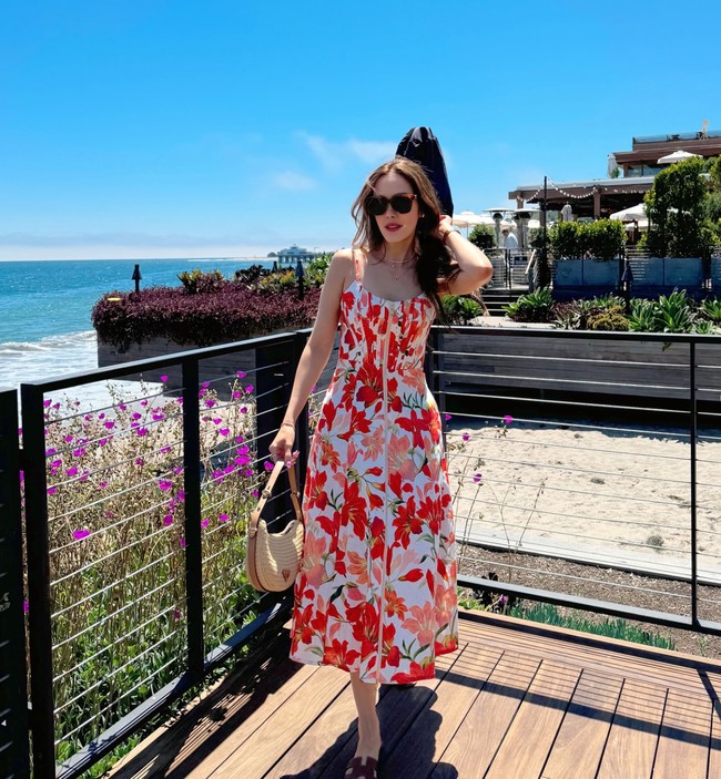 Tampil dengan dress floral berwarna merah, pesona wanita berdarah Indonesia-Prancis itu memang tak diragukan lagi. Cathy sendiri saat ini diketahui sudah bercerai dengan mantan suaminya yang merupakan seorang pengusaha, Eka Kusuma. Cathy dan Eka telah memutuskan bercerai sejak tahun 2016. Kini Cathy menjadi single parent bagi anak-anaknya. Foto: Instagram/@cathysharon