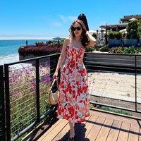 Tampil dengan dress floral berwarna merah, pesona wanita berdarah Indonesia-Prancis itu memang tak diragukan lagi. Cathy sendiri saat ini diketahui sudah bercerai dengan mantan suaminya yang merupakan seorang pengusaha, Eka Kusuma. Cathy dan Eka telah memutuskan bercerai sejak tahun 2016. Kini Cathy menjadi single parent bagi anak-anaknya. Foto: Instagram/@cathysharon