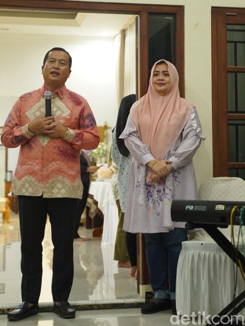 Pose bersama Lalu Iqbal-Umi Dinda saat silahturahmi di Bima, NTB, Sabtu, (6/7/2024) malam. (Dok. Rafiin/detikBali)