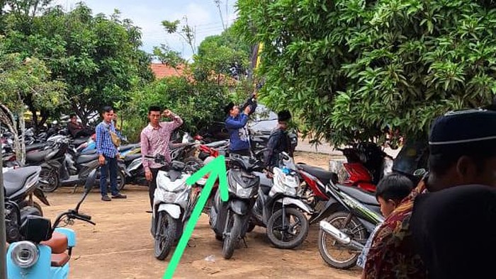 Detik-detik M Saleh Mukadam (panah hijau) tembakkan senjata di acara resepsi adat Lampung.