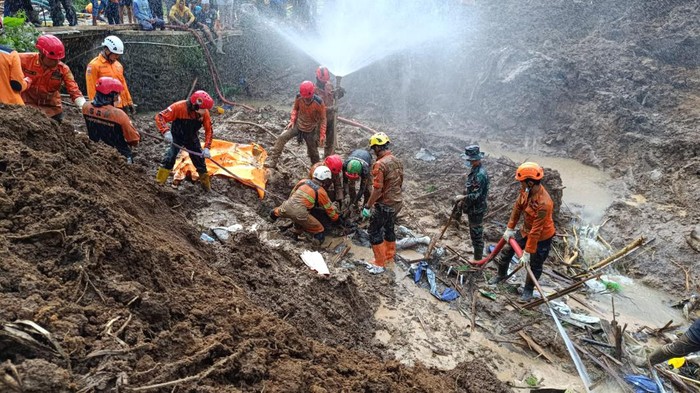 Evakuasi korban longsor Blitar