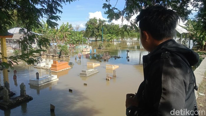 Genangan air akibat luapan saluran pembuangan Sungai Cibuaya di Desa Karanggetas, Kecamatan Bangodua, Indramayu