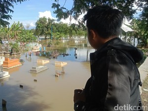 Luapan Sungai Cibuaya Indramayu Rendam Permukiman hingga Kuburan