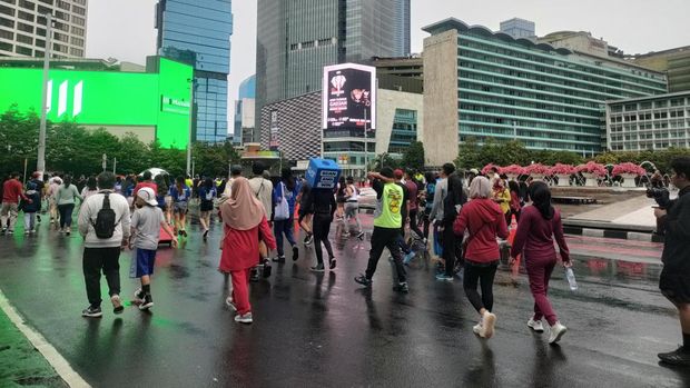 Gerimis Tak Surutkan Warga di CFD Jakarta (Dwi-detikcom)