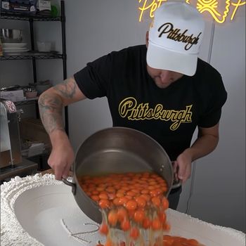 Gokil! Pria Ini Bikin Pasta dengan 255 Butir Kuning Telur