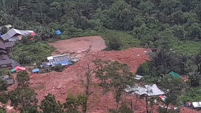 Tambang emas ilegal di Kabupaten Bone Bolango, Gorontalo, mengalami longsor. Insiden tersebut mengakibatkan 6 pekerja tambang dilaporkan tewas.