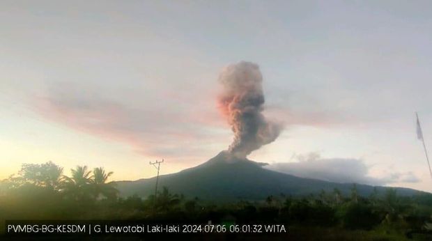 Gunung Lewotobi Laki-Laki di Flores Timur meletus, Minggu pagi.