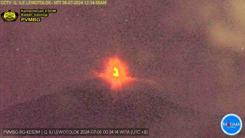 Gunung Ile Lewotolok di Lembata meletus, Minggu dini hari.