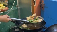 Uniknya, setiap gorengan akan digoreng dengan tambahan daun basil di akhir. Sehingga, ada rasa dan aroma khas.  Foto: Detikcom / Atiqa Rana