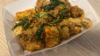 Wajib coba XXL Crispy Chickennya yang dibanderol dengan harga Rp 38.000. Ayamnya renyah tetapi dagingnya masih lembut. Dijamin Foto: Detikcom / Atiqa Rana