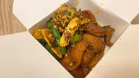 Untuk pilihan yang lebih mengeyangkan, bisa coba Rice Bowl dengan berbagai aneka lauk, mulai dari crispy chicken hingga beef sausage. Seporsinya disajikan dengan sayuran dan bisa ditambah telur. Foto: Detikcom / Atiqa Rana