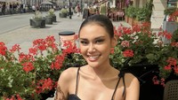 Lunch some Polish foods, tulis mahasiswa Teknik Lingkungan ini. Ia pun tampak cantik dengan balutan gaun hitam. Foto: Instagram harashtata