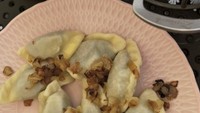 Tak lupa Tata menyertakan foto makanan yang ia santap. Sepertinya berupa pierogi yaitu dumpling khas Polandia. Bikin ngiler ya? Foto: Instagram harashtata