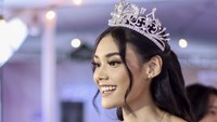Begini pesona Tata saat menghadiri festival kopi di Cimahi pada akhir Januari 2024. Ia pun mencicipi minuman kopi yang disajikan. Foto: Instagram harashtata