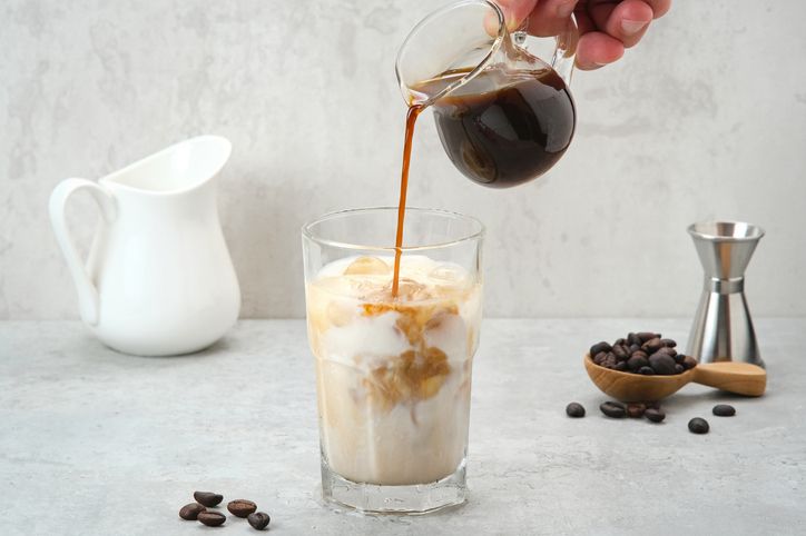 cara bikin iced latte yang enak dan tepat