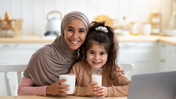 Ilustrasi minum susu