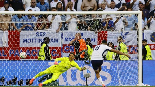 Soccer Football - Euro 2024 - Quarter Final - England v Switzerland - Dusseldorf Arena, Dusseldorf, Germany - July 6, 2024 Englands Trent Alexander-Arnold scores a penalty during the penalty shootout REUTERS/Wolfgang Rattay