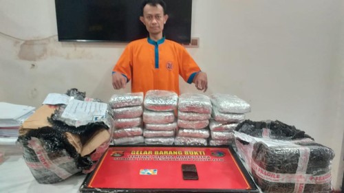 IP (37), warga asal Kampung Andir, Kelurahan Pakutandang, Kecamatan Ciparay, Kabupaten Bandung, Jawa Barat (Jabar), ditangkap membawa ganja 20 kilogram di Mataram, NTB. (Dok. Humas Polda NTB)