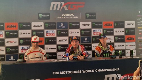 Jeffrey Herlings (tengah) saat memberikan keterangan seusai menjuarai Seri 12 MXGP 2024 di Sirkuit Eks Bandara Selaparang, Mataram, NTB, Minggu (7/7/2024). (Nathea Citra/detikBali)