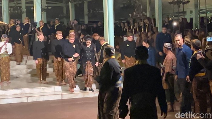 Kaesang Pangarep dan istrinya, Erina Gudono, mengikuti kirab malam 1 Suro di Puro Mangkunegaran, Kota Solo Minggu (7/7/2024) malam.