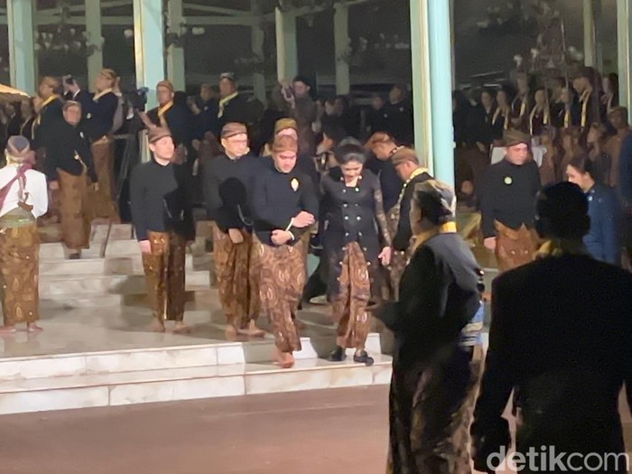 Kaesang Pangarep dan istrinya, Erina Gudono, mengikuti kirab malam 1 Suro di Puro Mangkunegaran, Kota Solo Minggu (7/7/2024) malam.