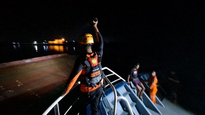 Kapal pembawa pupuk terbalik di perairan Pangkalpinang.