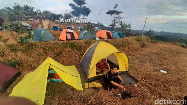 Keindahan alam saat camping dari atas Bukit Pengusen Pegunungan Muria, tepatanya Desa Golangpongge Kecamatan Gunungwungkal, Kabupaten Pati, Minggu (7/7/2024).