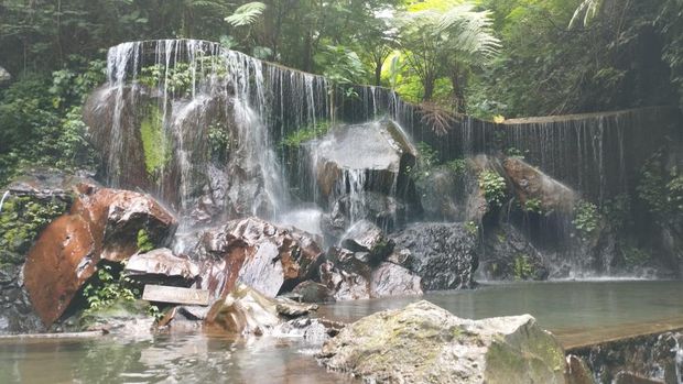 Kolam alami di objek wisata Goa Rajo, Bangli, Bali, beberapa waktu lalu.