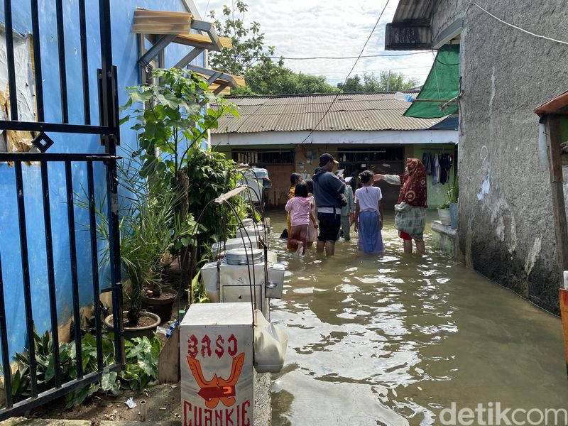 Kondisi banjir di Kembangan Utara, Jakbar, Minggu (7/7/2024). (Devi/detikcom)