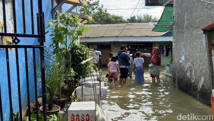 Kondisi banjir di Kembangan Utara, Jakbar, Minggu (7/7/2024). (Devi/detikcom)