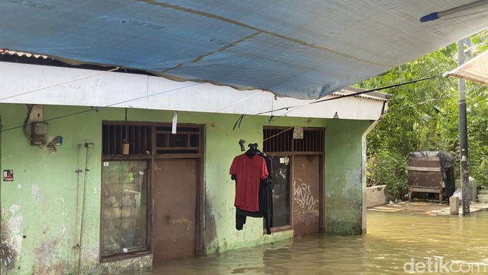 Kondisi banjir di Kembangan Utara, Jakbar, Minggu (7/7/2024). (Devi/detikcom)
