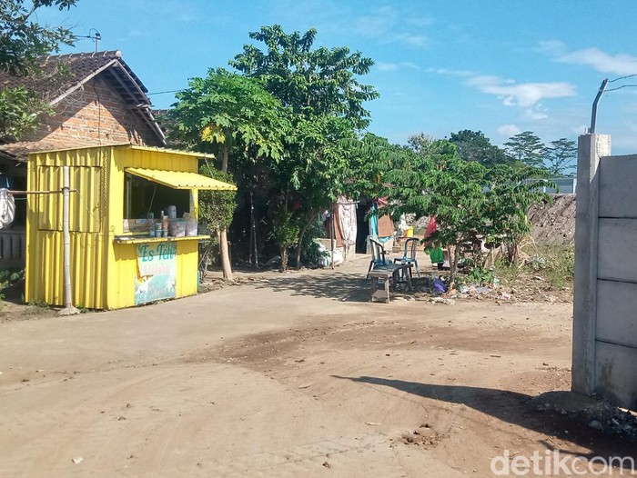 Kondisi tiga rumah warga Dusun Ngabeyan, Karanganom, Kabupaten Klaten, di tengah proyek tol Jogja-Solo, Minggu (7/7/2024).