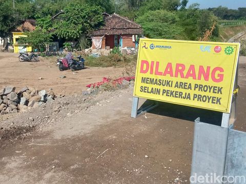 Kondisi tiga rumah warga Dusun Ngabeyan, Karanganom, Kabupaten Klaten, di tengah proyek tol Jogja-Solo, Minggu (7/7/2024).