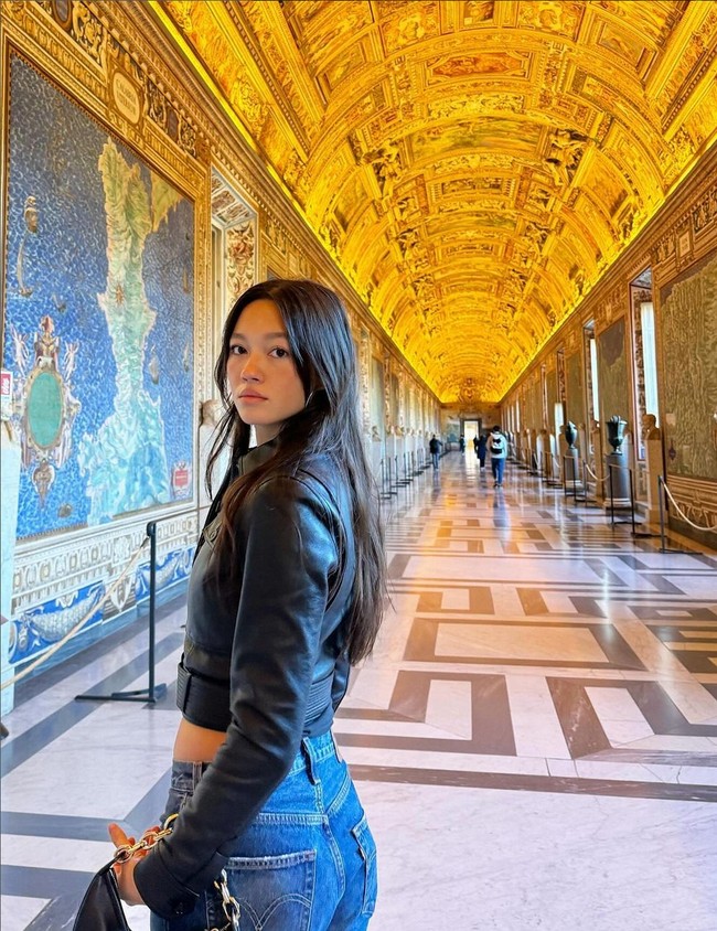 Wanita dengan tinggi badan 170 cm ini aktif juga sebagai YouTuber dengan 320 ribu subscriber. Dia pernah masuk nominasi penghargaan untuk kategori Best Breakout YouTuber. Foto: Instagram/@lilychee