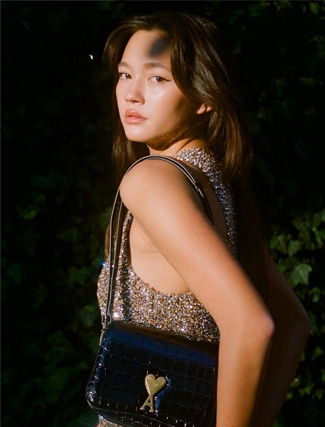 Lily Chee ditemukan pencari bakat di usia 10 tahun, saat dia bertanding sepakbola. Sejak itu wanita yang saat ini menetap di New York, AS, ini aktif di industri hiburan dan modeling. Foto: Instagram/@lilychee